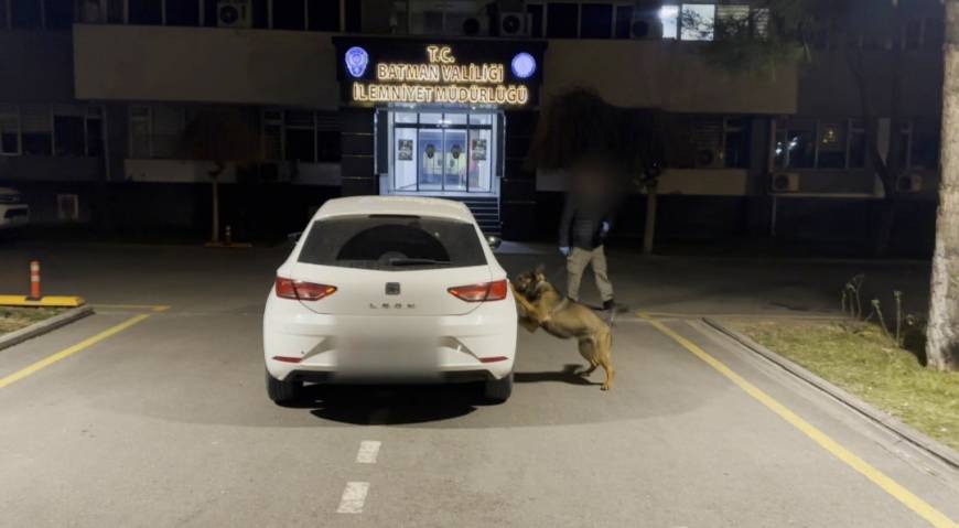 Otomobilin arka koltuğunun altındaki uyuşturucuyu 'Mailo' buldu