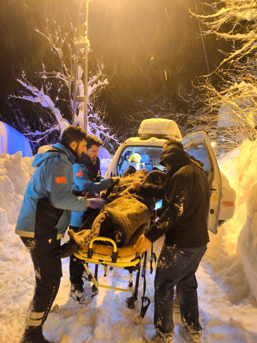 Kastamonu'da kar nedeniyle mahsur kalan hasta, hastaneye ulaştırıldı