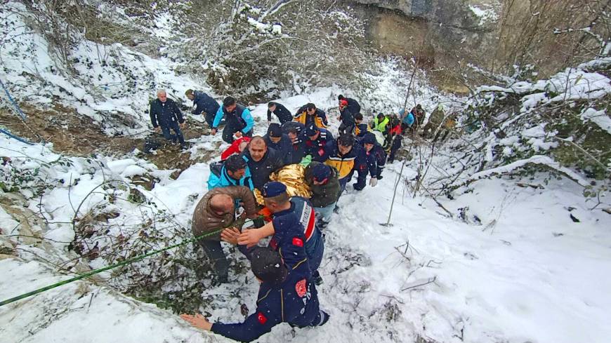 Otomobille, 30 metre yükseklikten kanyona uçan sağlıkçılar kurtarıldı / Ek fotoğraflar