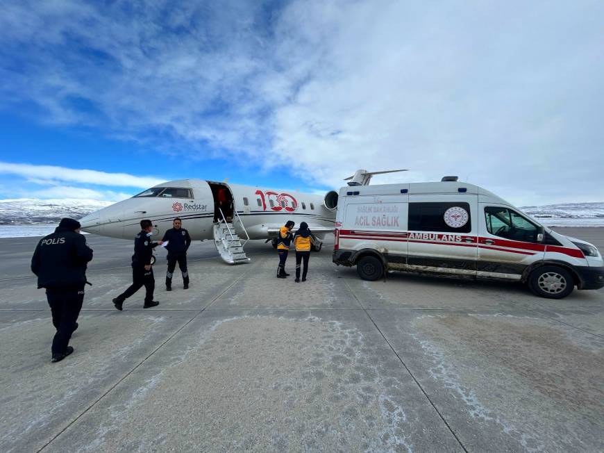 Bingöl'de buzlu zeminde düşüp kalçasını kıran çocuk, ambulans uçakla Ankara'ya sevk edildi