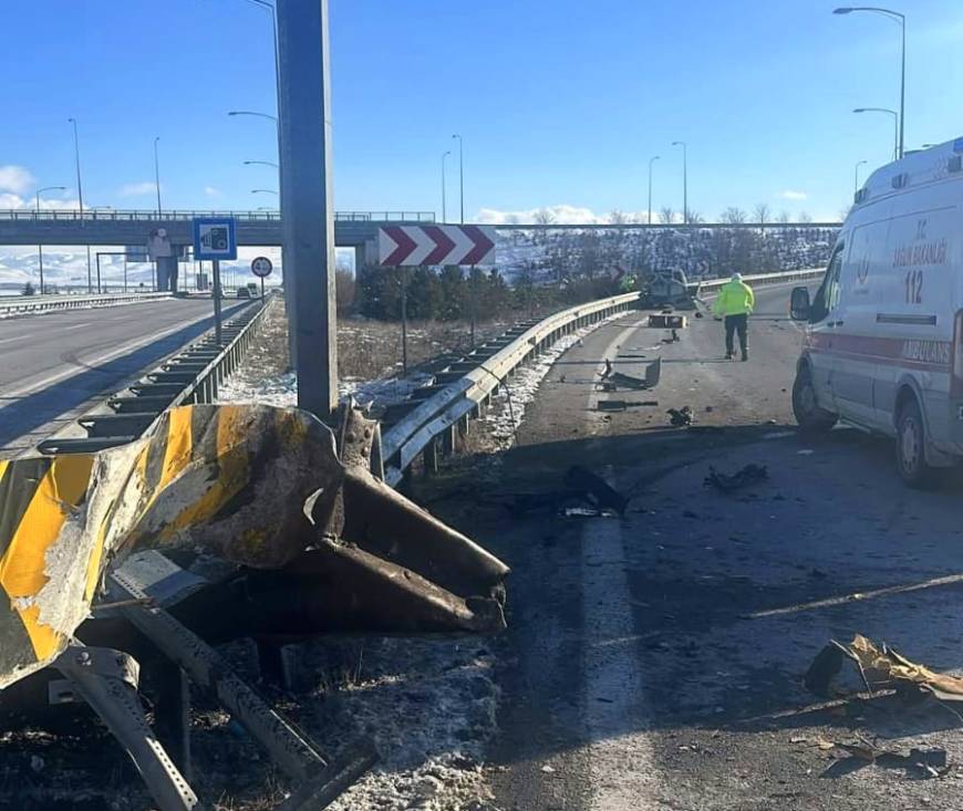 Niğde'de hafif ticari araç, bariyere çarptı: 1 ölü, 2 yaralı