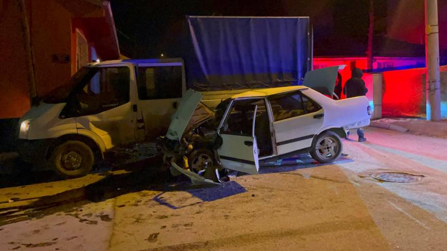 Eskişehir'de, kamyonete çarpan otomobilin sürücüsü ağır yaralandı