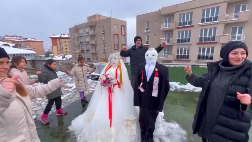 İstanbul - Kardan gelin ve damatla düğün yapıp eğlendiler; o anlar kamerada 