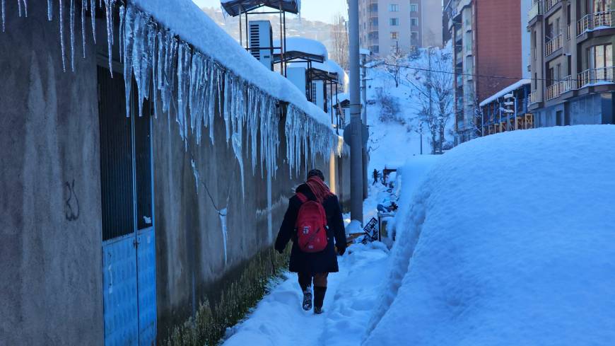 Zonguldak'ta binalarda uzun buz sarkıtları oluştu, köy yolları ulaşıma kapandı / Ek fotoğraflar