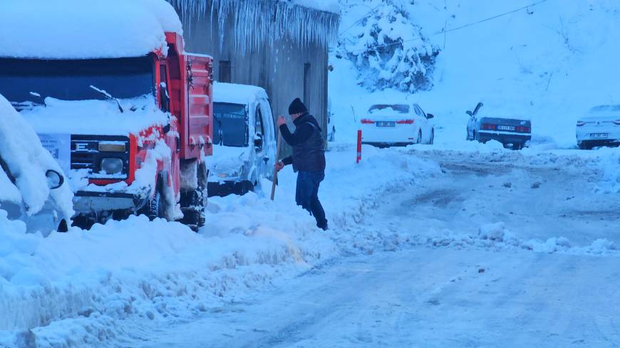 Zonguldak'ta binalarda uzun buz sarkıtları oluştu, köy yolları ulaşıma kapandı