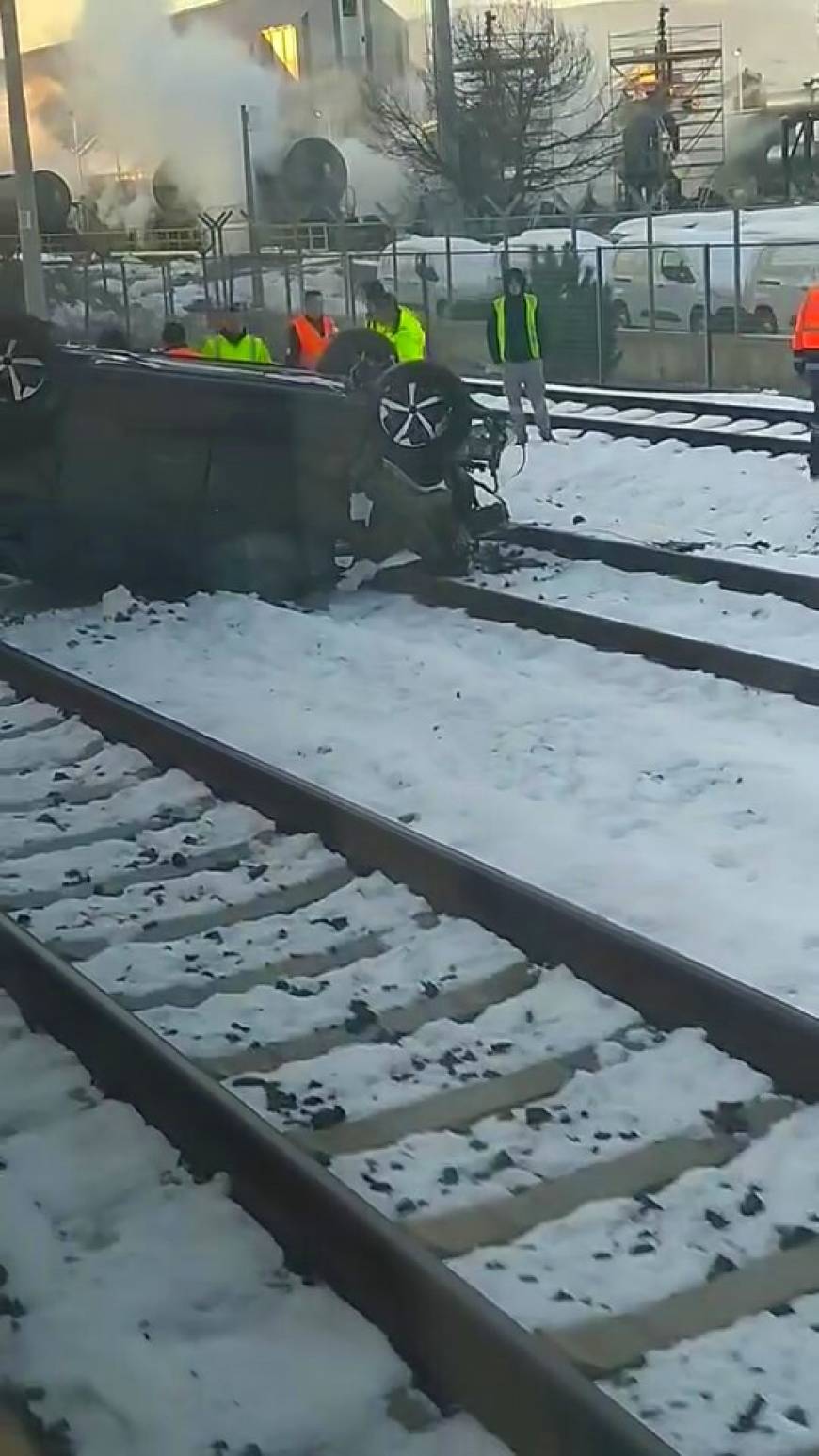 Gemiden indirilen sıfır araç, tren yoluna düştü