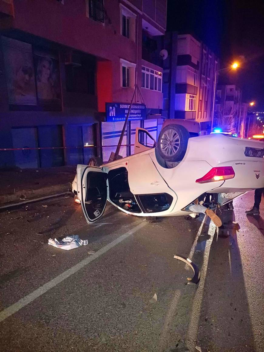 İzmir'de 2 kişinin öldüğü kazada alkollü çıkan sürücüler tutuklandı