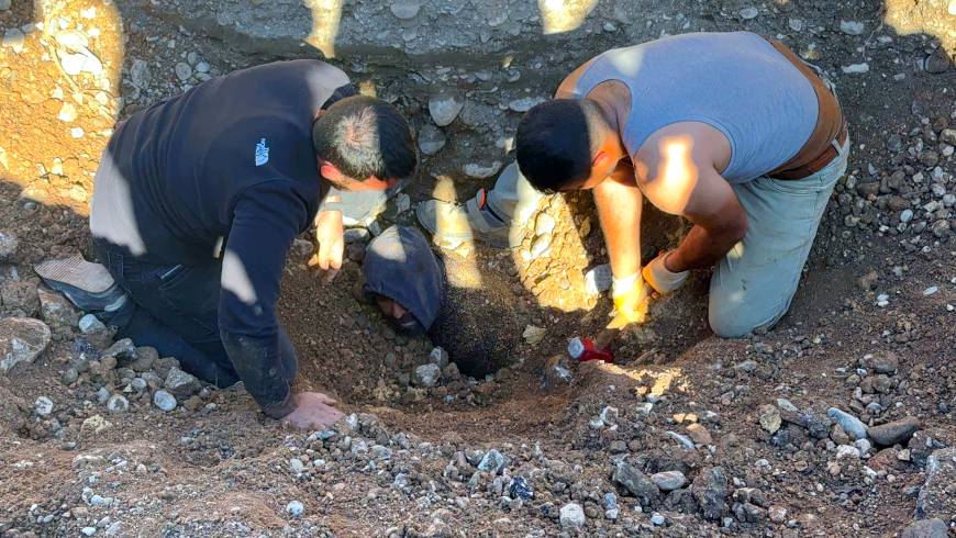 Göçükte boynuna kadar toprak altında kalan işçi, 2 saatte kurtarıldı