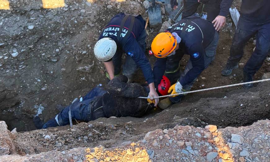 Göçükte boynuna kadar toprak altında kalan işçi, 2 saatte kurtarıldı / Ek fotoğraflar