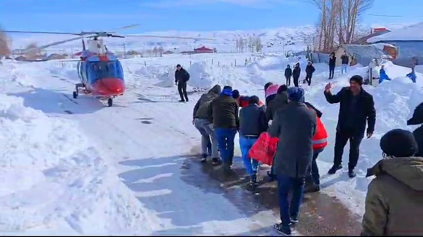 KOAH hastası, yolu kapalı köyden ambulans helikopterle alındı