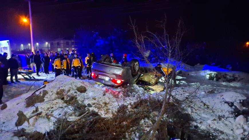 Buzlu yolda otomobil takla attı; yaralılar itfaiye tarafından kurtarıldı