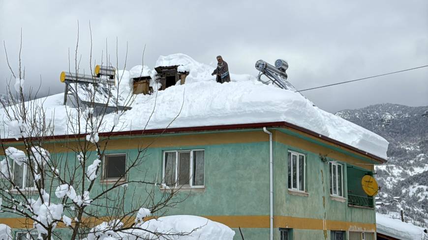 Bartın'da köyde kar kalınlığı 2 metre