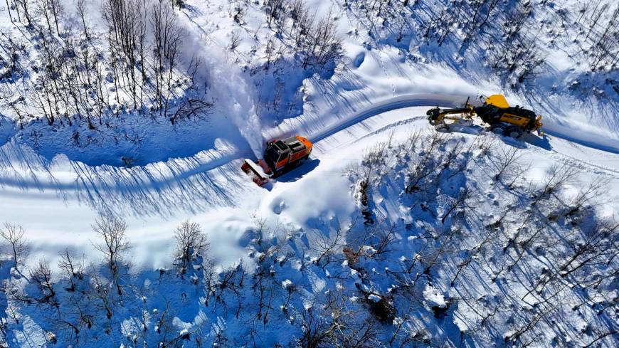 Tunceli’de ekiplerin karla zorlu mücadelesi