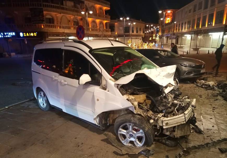 Hafif ticari araç otomobile çarptı; yaya son anda kurtuldu