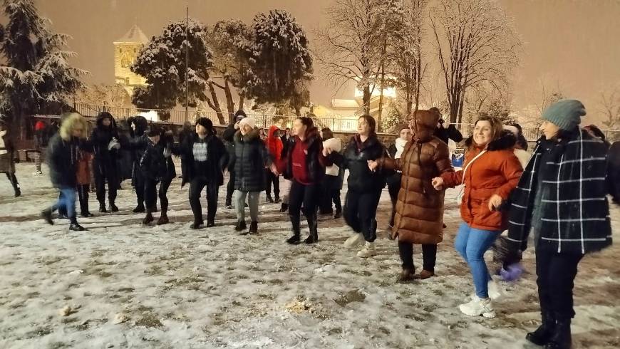 Gece yağan karda horon ve kolbastı oynadılar