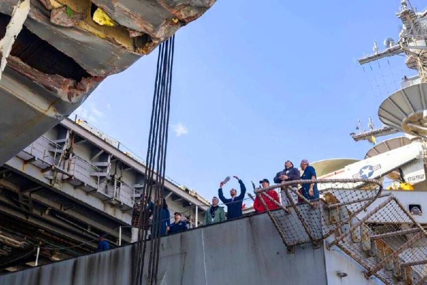 İstanbul - ABD donanmasına ait uçak gemisiyle çarpışan ticari yük gemisi Bakırköy açıklarında görüntülendi