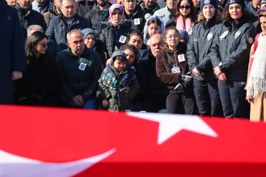 Uyuşturucu operasyonunda kalp krizi geçirip şehit olan polis memuru için tören