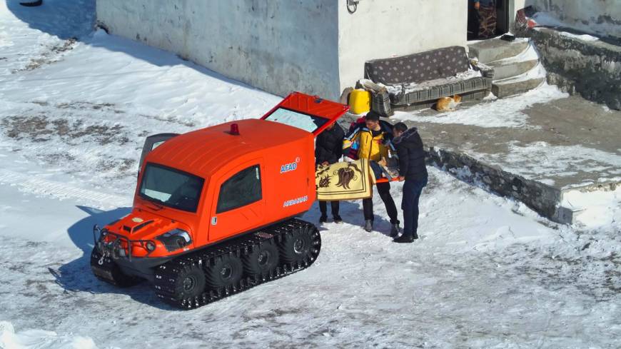 Yolu kapalı köydeki hastaya paletli ambulansla ulaştılar  