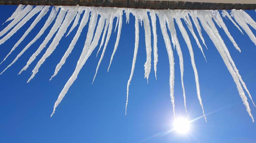 Başkale'de teromemetreler eksi 22,9'u gösterdi, çatılarda buz sarkıtları oluştu