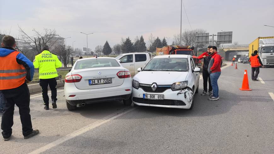 Otomobiller çarpıştı; 2 yaralı