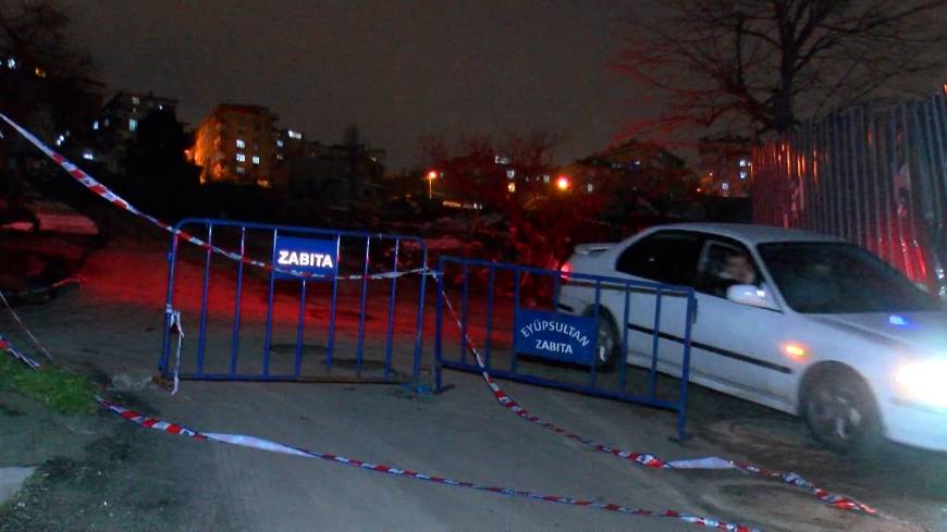 İstanbul - Gaziosmanpaşa’da inşaat nedeniyle yol çöktü, duvarları çatlayan 4 bina boşaltıldı