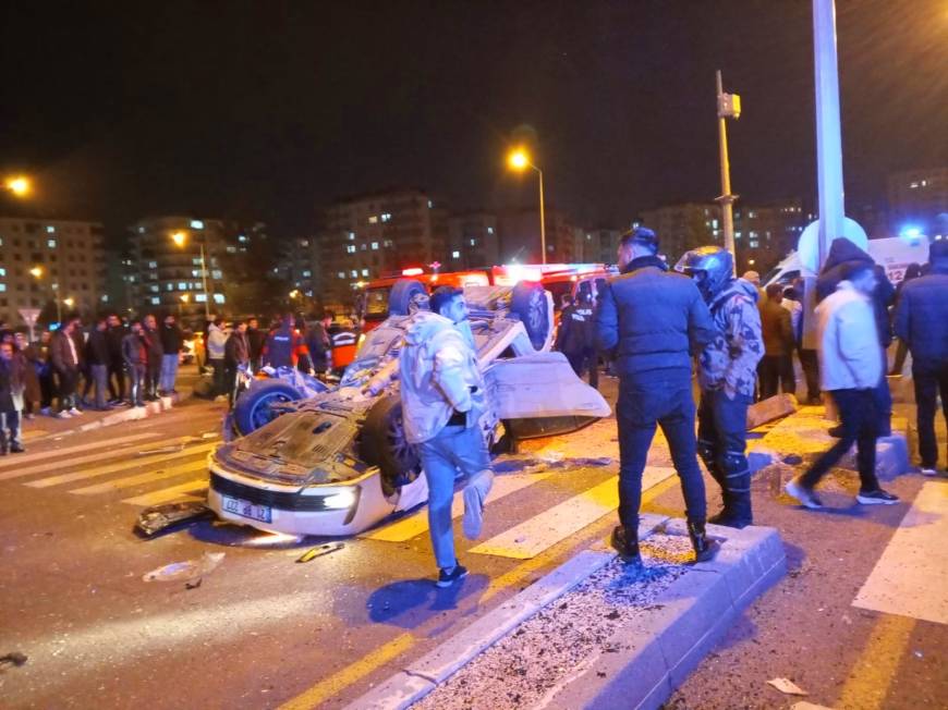 Diyarbakır'da önündeki araca çarpan otomobil, takla attı: 4 yaralı