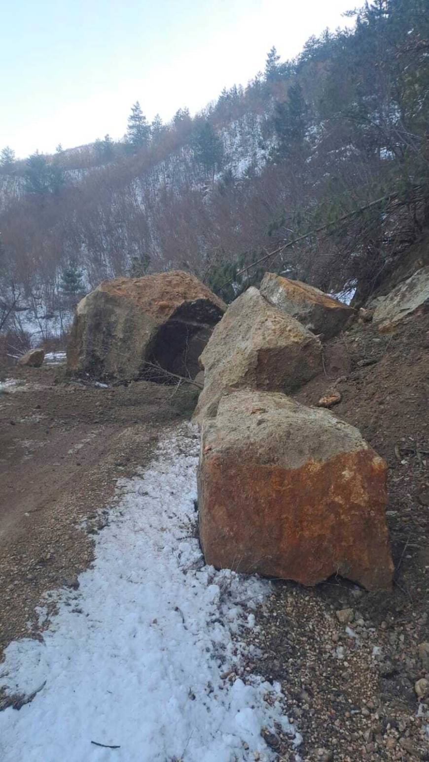 Karabük'te köy yolunda heyelan