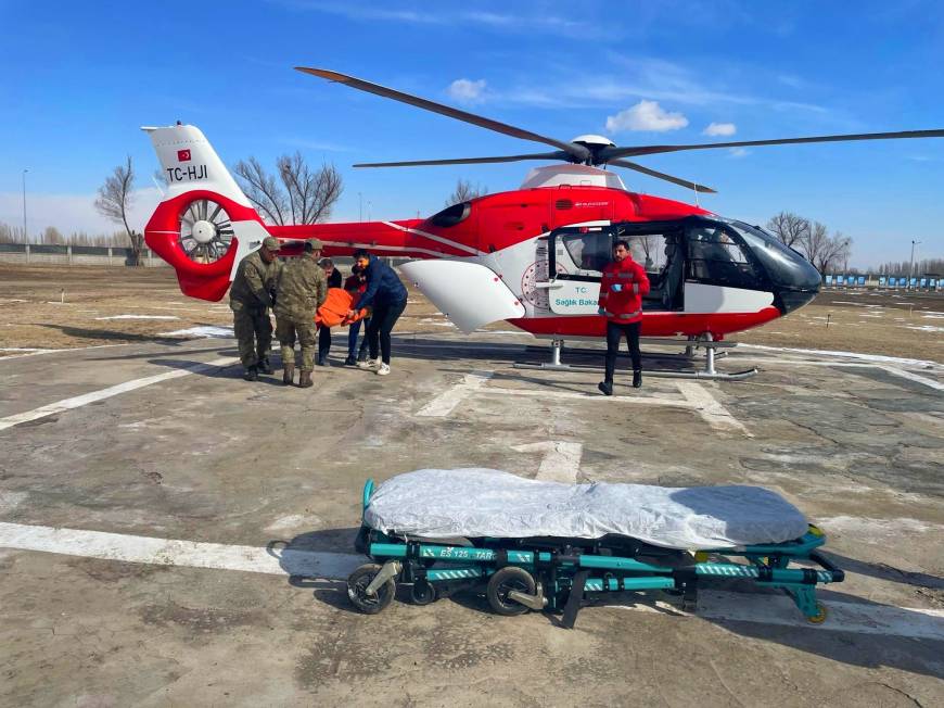 Yolu kapalı köydeki hasta, ambulans helikopter ile alındı