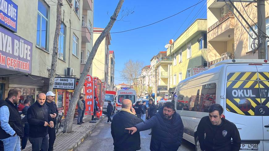 Otomobille yaklaşan saldırganların açtığı ateşte yaralandı