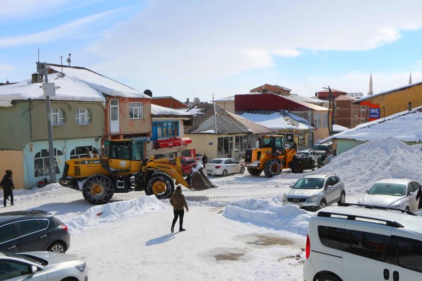 Karlıova'da biriken kar, kamyonlarla ilçe dışına taşınıyor