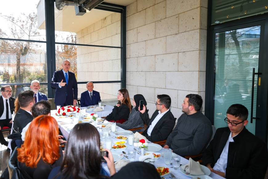 TBMM Başkanı Kurtulmuş, Meclis'te üniversite öğrencilerini ağırladı