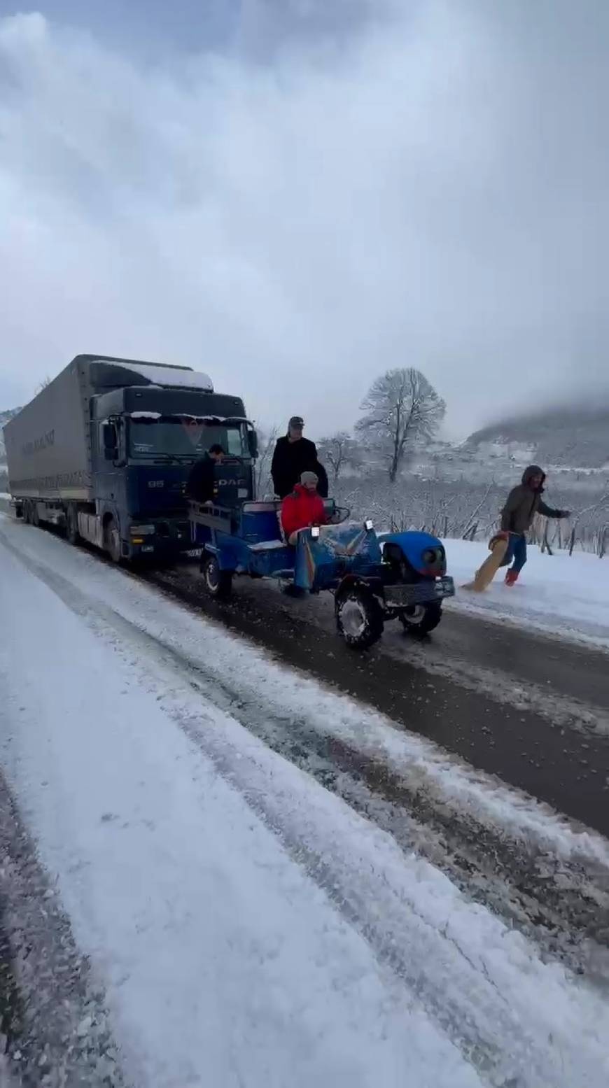 Karda kalan 25 tonluk TIR’ı, 750 kiloluk 'patpat' çekti; o anlar kamerada