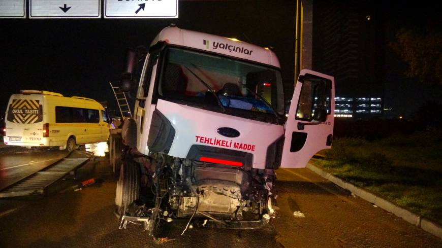 Bariyeri aşıp karşı şeride geçen tanker, taksiye çarptı: 1 yaralı