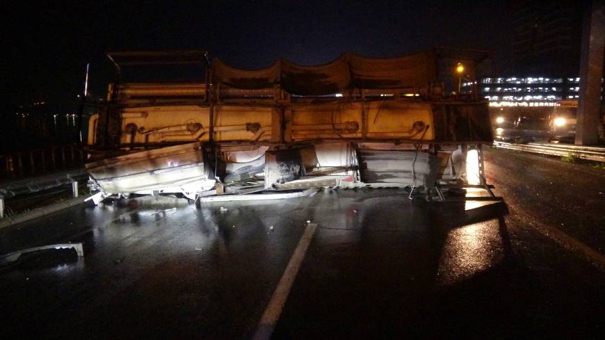 Bariyeri aşıp karşı şeride geçen tanker, taksiye çarptı: 1 yaralı / Ek fotoğraflar