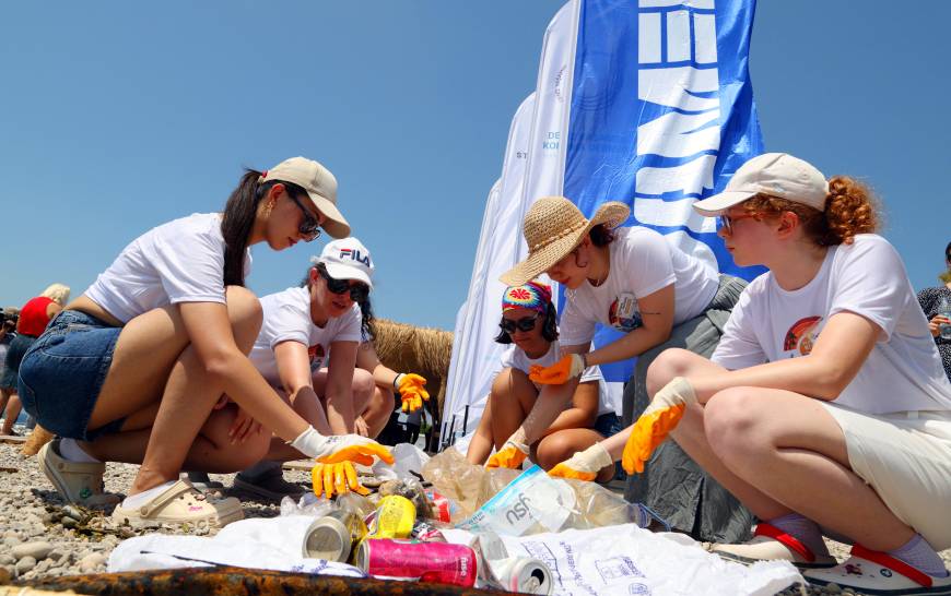 Atık temizliği yapıp, 'Plastik Gerçekleri' raporu hazırladılar