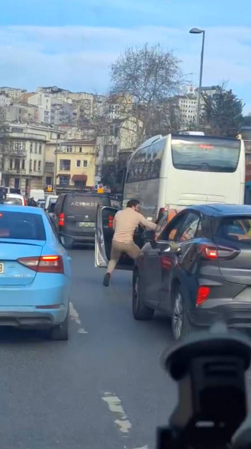 İstanbul - İstanbul’da tekmeli yumruklu trafik kavgaları kamerada