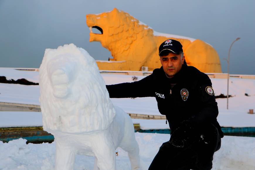 Polis memuru, ‘kar’ı sanata dönüştürüyor