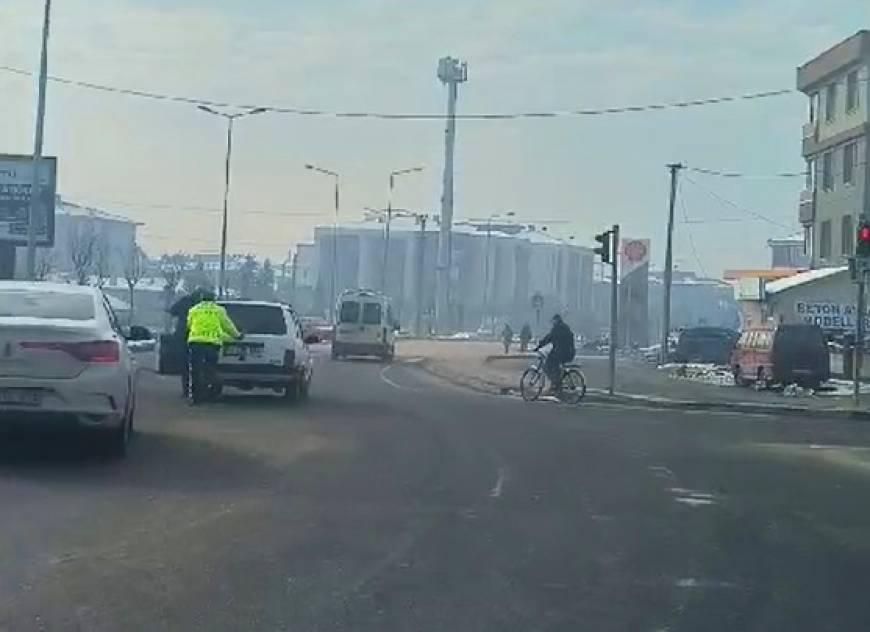 Polis, arızalanıp, trafiği aksatan aracı yol kenarına itti