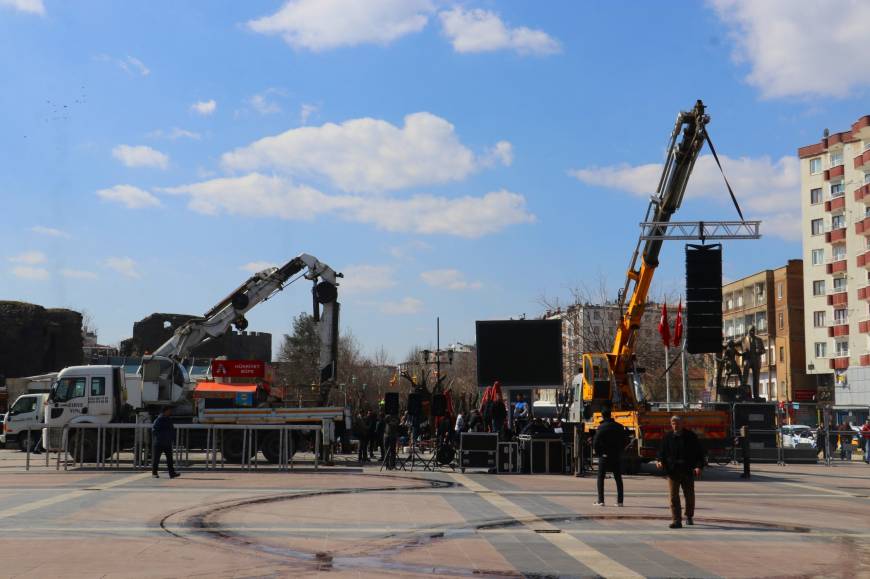 DEM Parti heyetinin yapacağı açıklama öncesi Diyarbakır’da hazırlıklar başladı