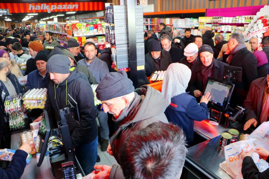 Erzurum'da market açılışında izdiham