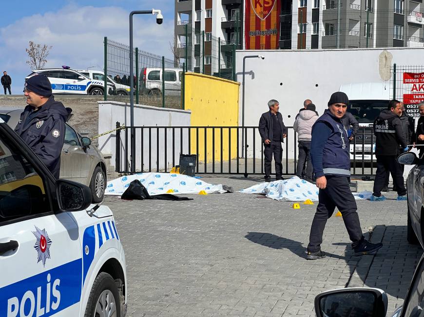 Okul önünde tabancayla eski eşini öldürüp, intihar etti