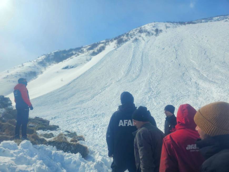 Ardahan'da ev ve ahırın üzerine çığ düştü