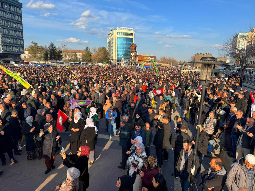 DEM Parti heyetinin yapacağı açıklama öncesi Diyarbakır'da hazırlıklar başladı (2)