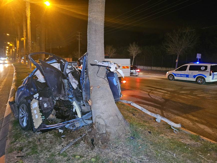 Ağaca çarpıp ikiye bölünen otomobilin ön kısmında sürüklenen sürücü hafif yaralandı