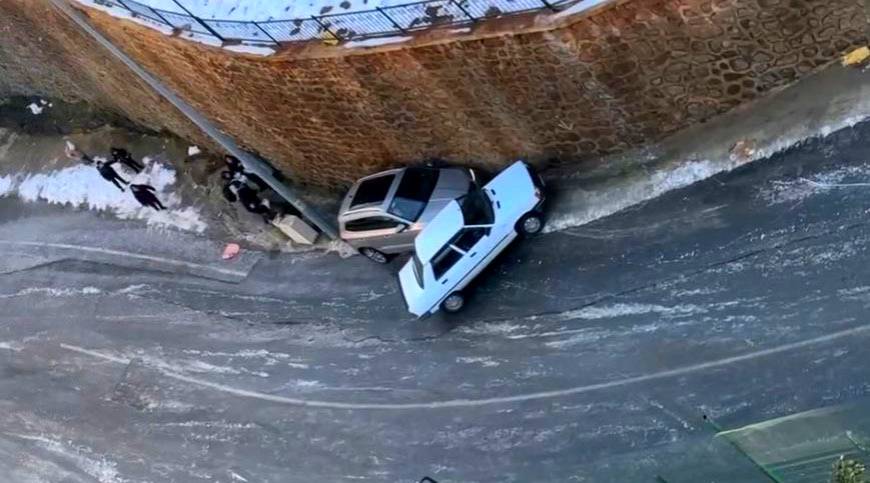 Trabzon'da buz pistine dönen yolda sürücülerin zor anları kamerada