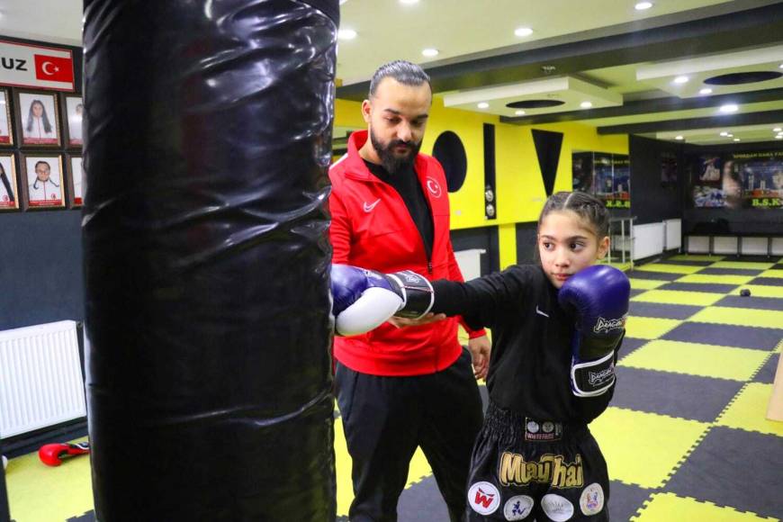 Babasının zoruyla başladığı muaythaide şampiyon oldu