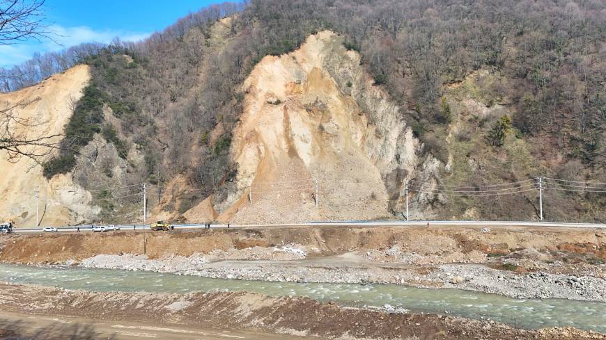 Düzce'de heyelan; 4 köy ve 2 mahallenin yolu trafiğe kapatıldı