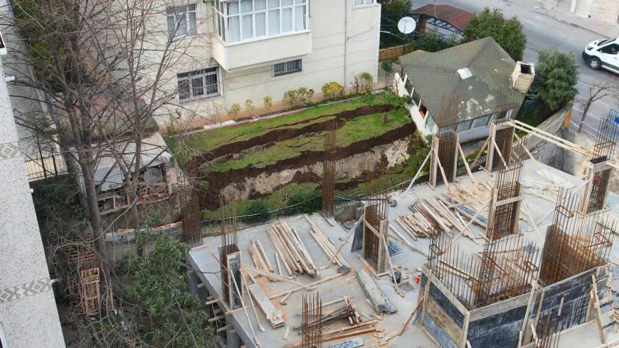 İstanbul- Beylikdüzü'nde istinat duvarı çöktü; bina tahliye edildi