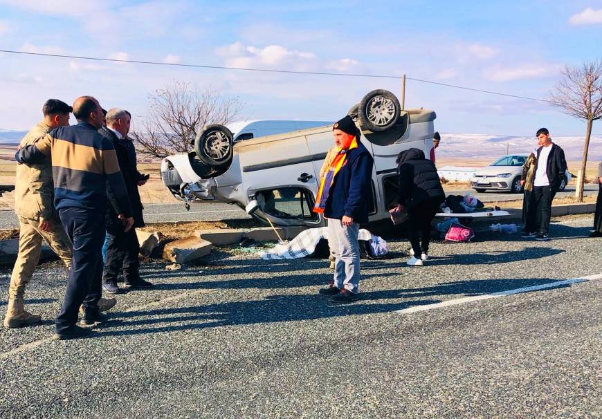 Elazığ'da hafif ticari araç devrildi; 1'i ağır, 4 yaralı