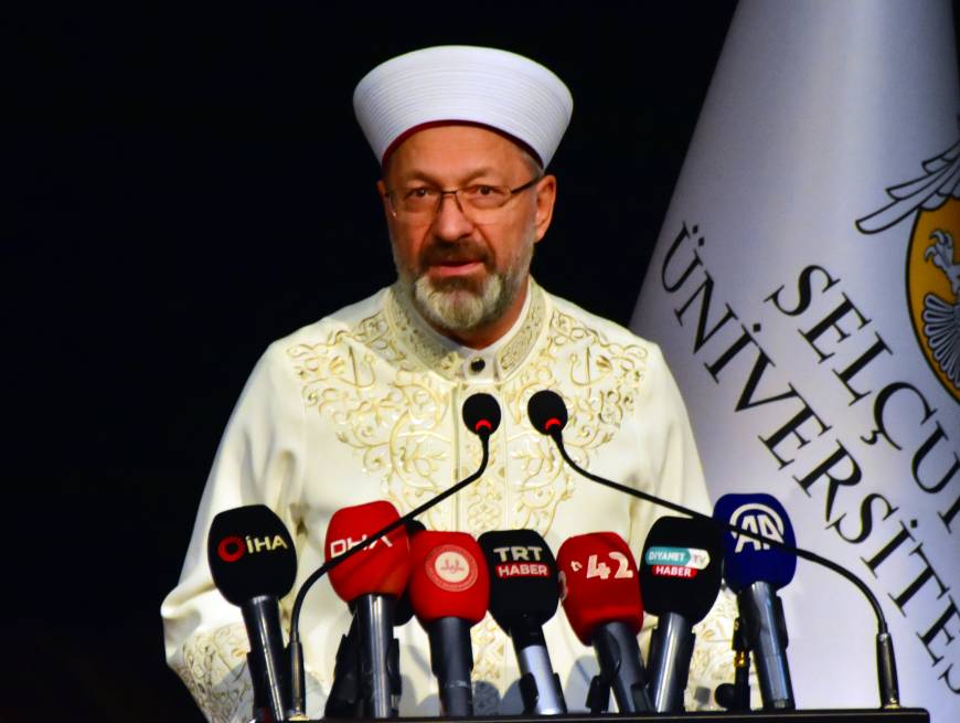 Diyanet İşleri Başkanı Erbaş: Aşırı uçlara giden arkadaşlarınızı uyarın 